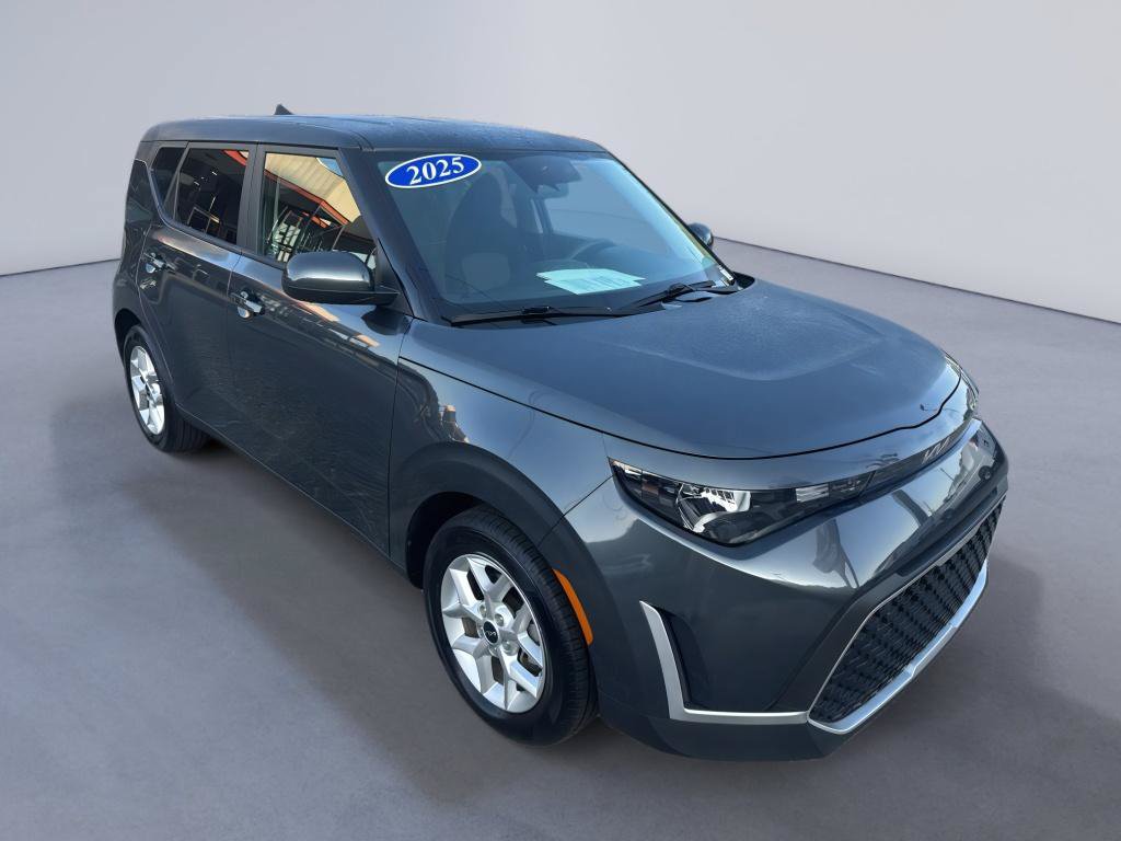 Used 2025 Kia Soul LX w/ LX Technology Package FWD image 3