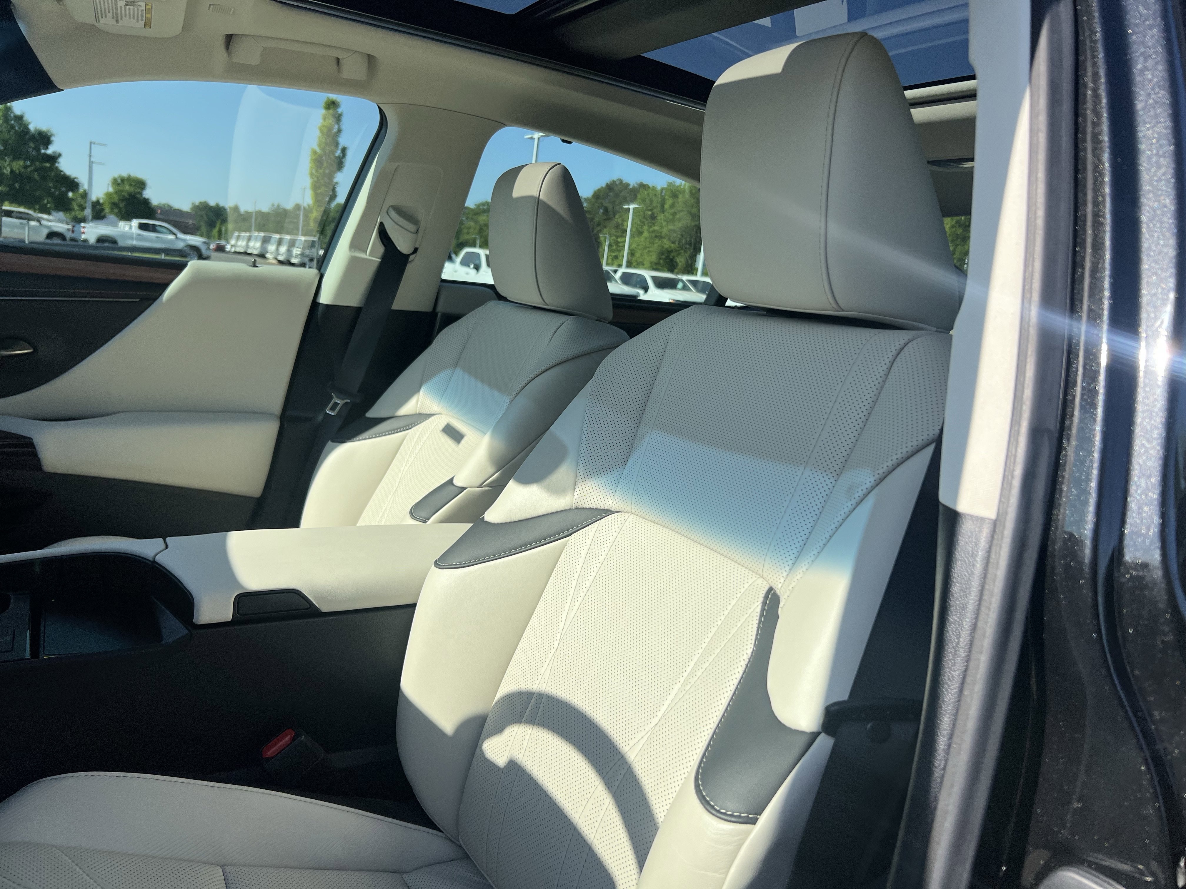 Used 2025 Lexus ES 350 Ultra Luxury w/ Accessory Package (Z2) FWD image 18