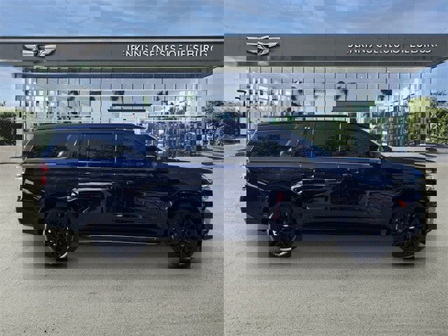 Used 2021 Chevrolet Suburban RST image 3