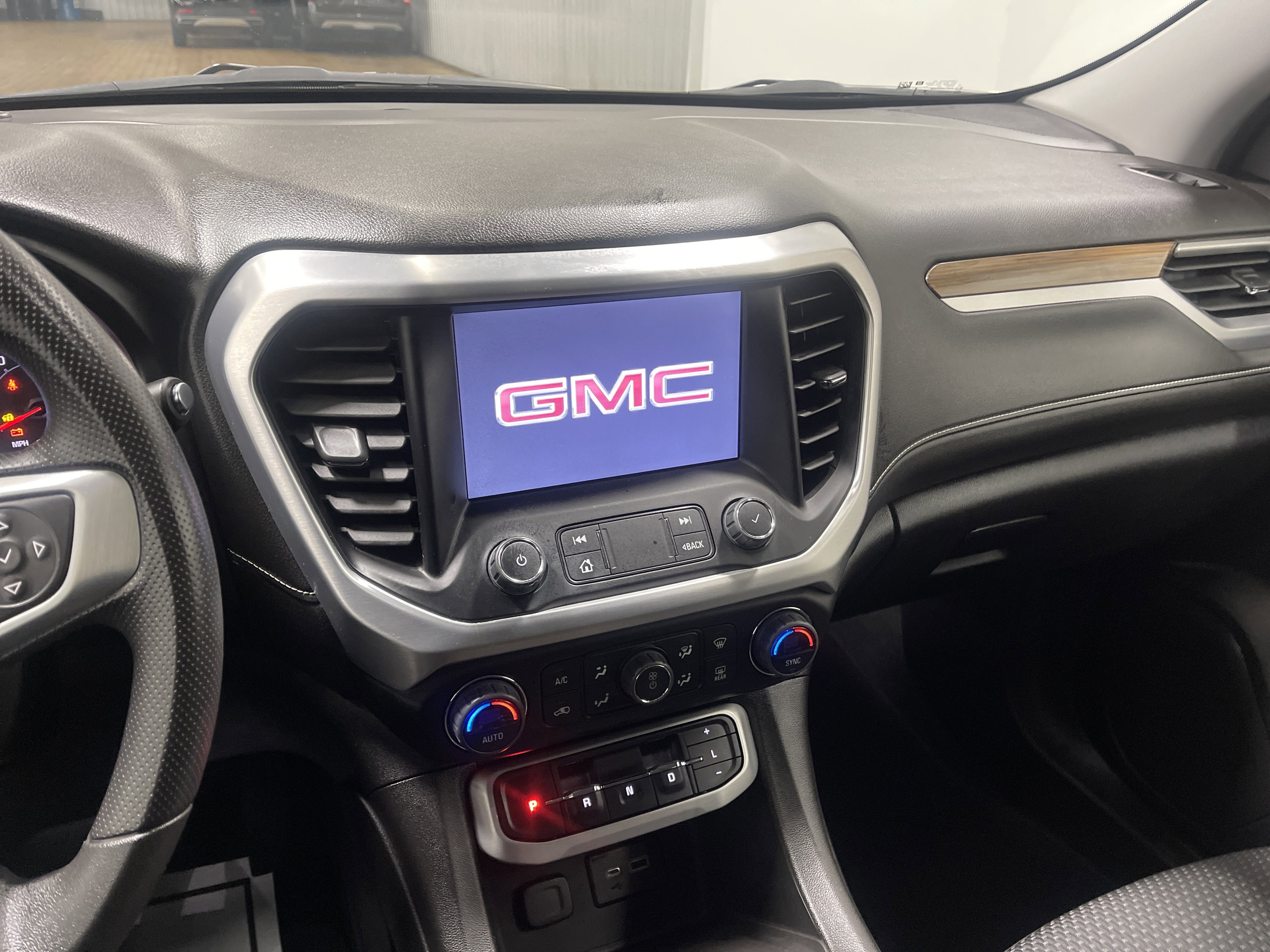 Used 2023 GMC Acadia SLE image 29
