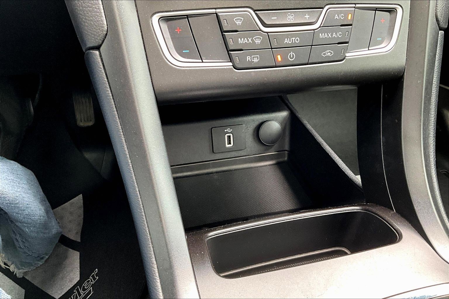 Used 2018 Ford Fusion SE w/ Equipment Group 201A FWD image 16