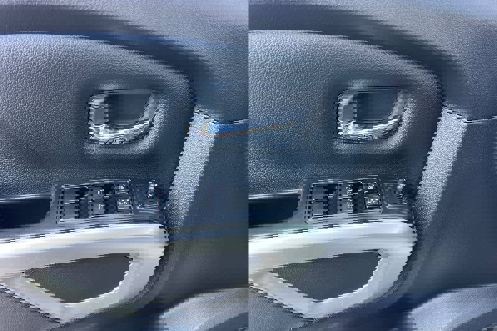 Used 2023 Nissan Titan SV image 13