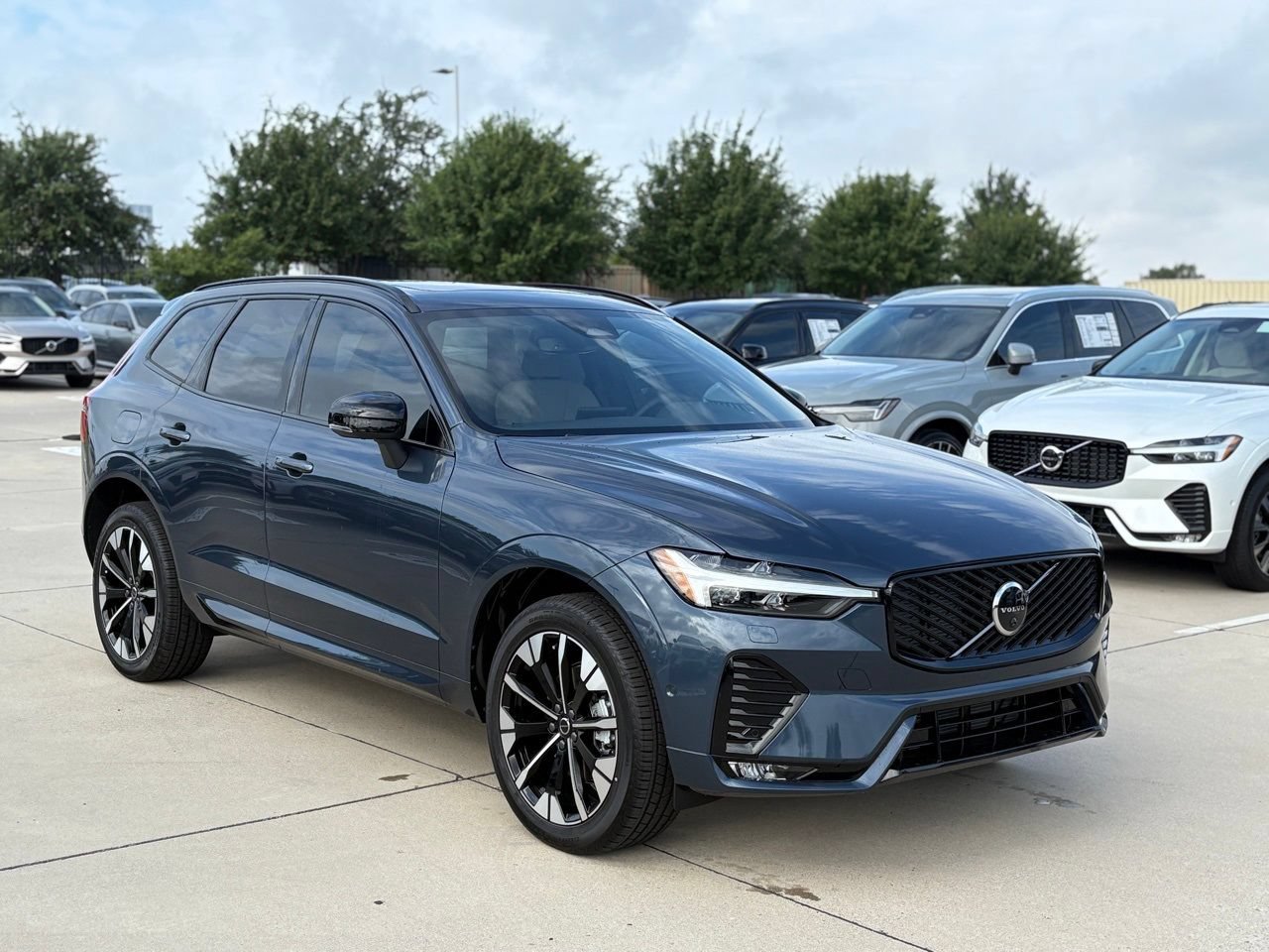 New 2026 Volvo XC60 B5 Plus w/ Protection Package Premier AWD/4WD image 3