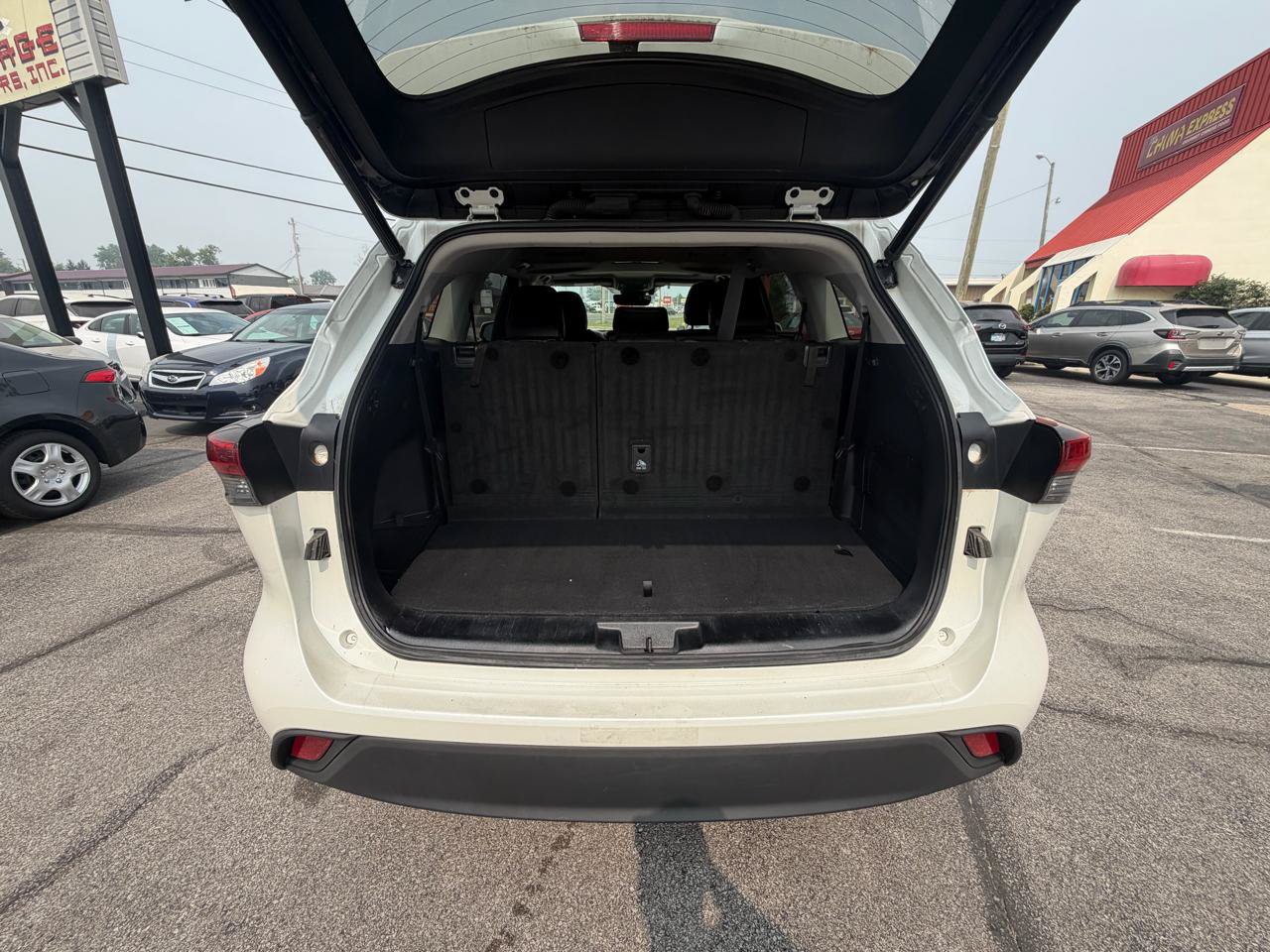 Used 2021 Toyota Highlander XLE AWD/4WD image 11