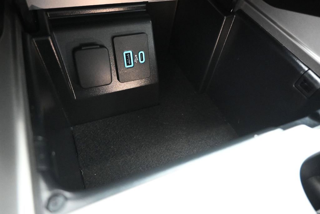 Used 2023 Ford Explorer XLT w/ Equipment Group 202A RWD image 18