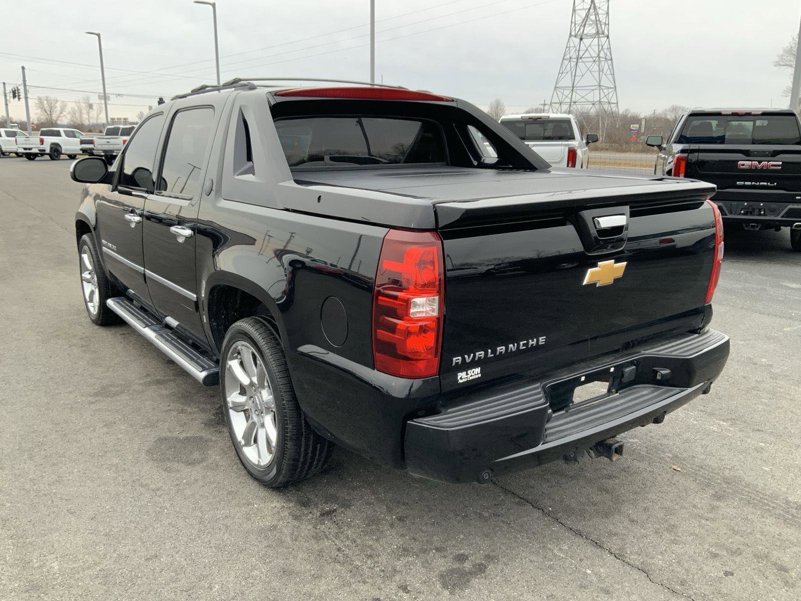 Used 2013 Chevrolet Avalanche LTZ image 10