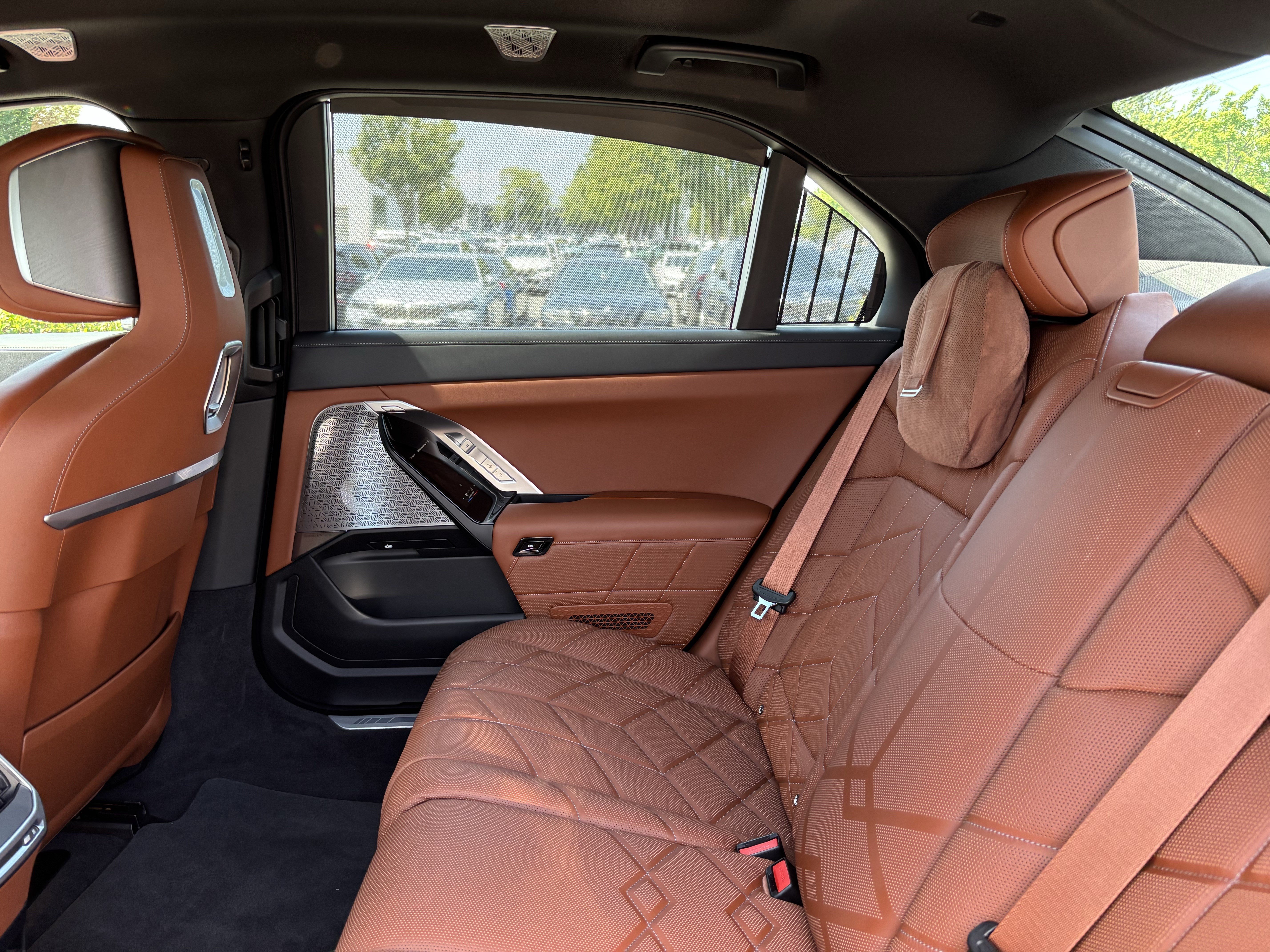 Certified 2023 BMW i7 xDrive60 w/ Executive Package 2 AWD/4WD image 32
