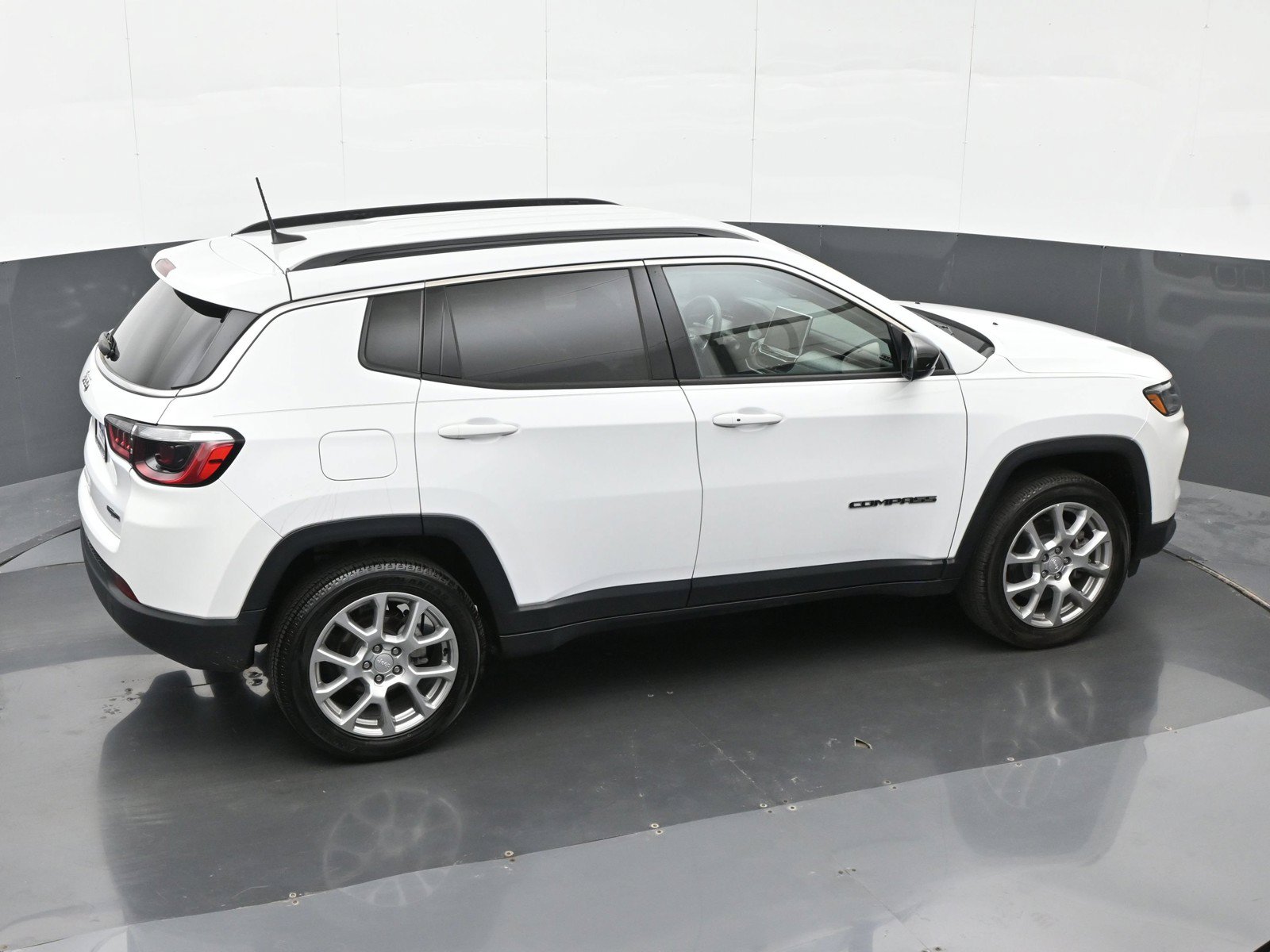 Used 2023 Jeep Compass Latitude AWD/4WD image 32