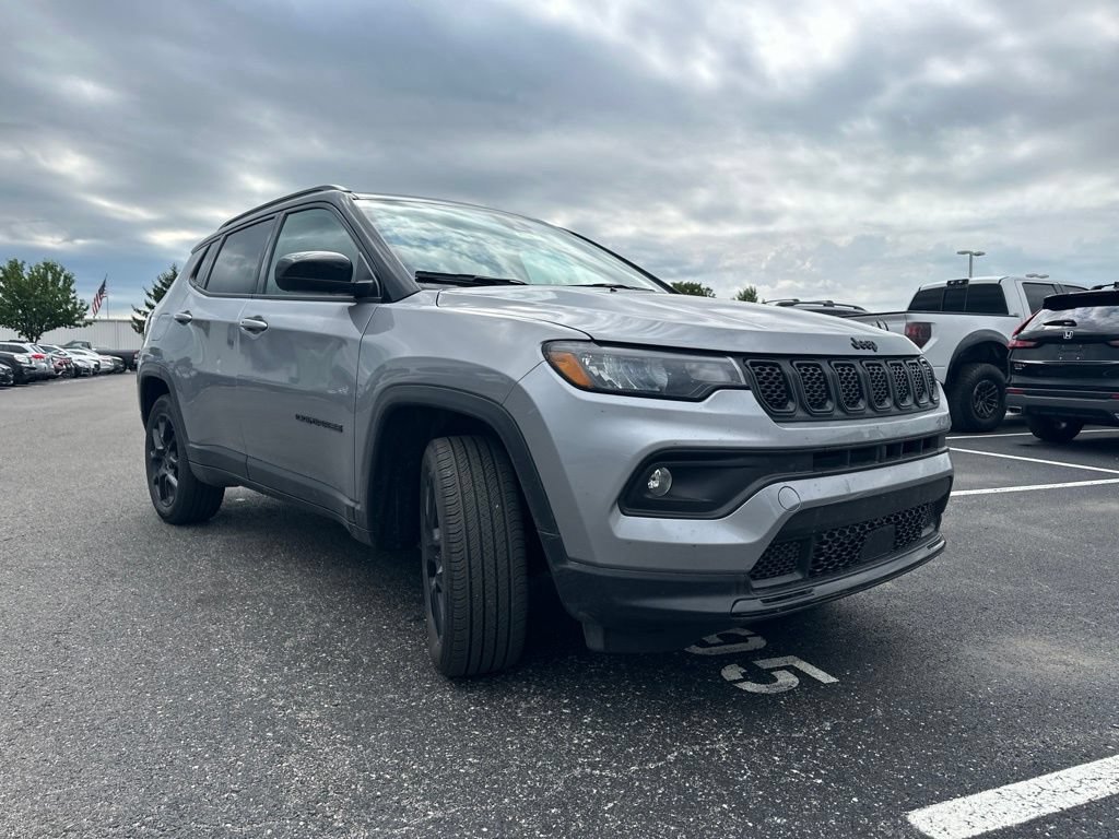 Used 2024 Jeep Compass Latitude w/ Sun and Sound Group AWD/4WD image 13