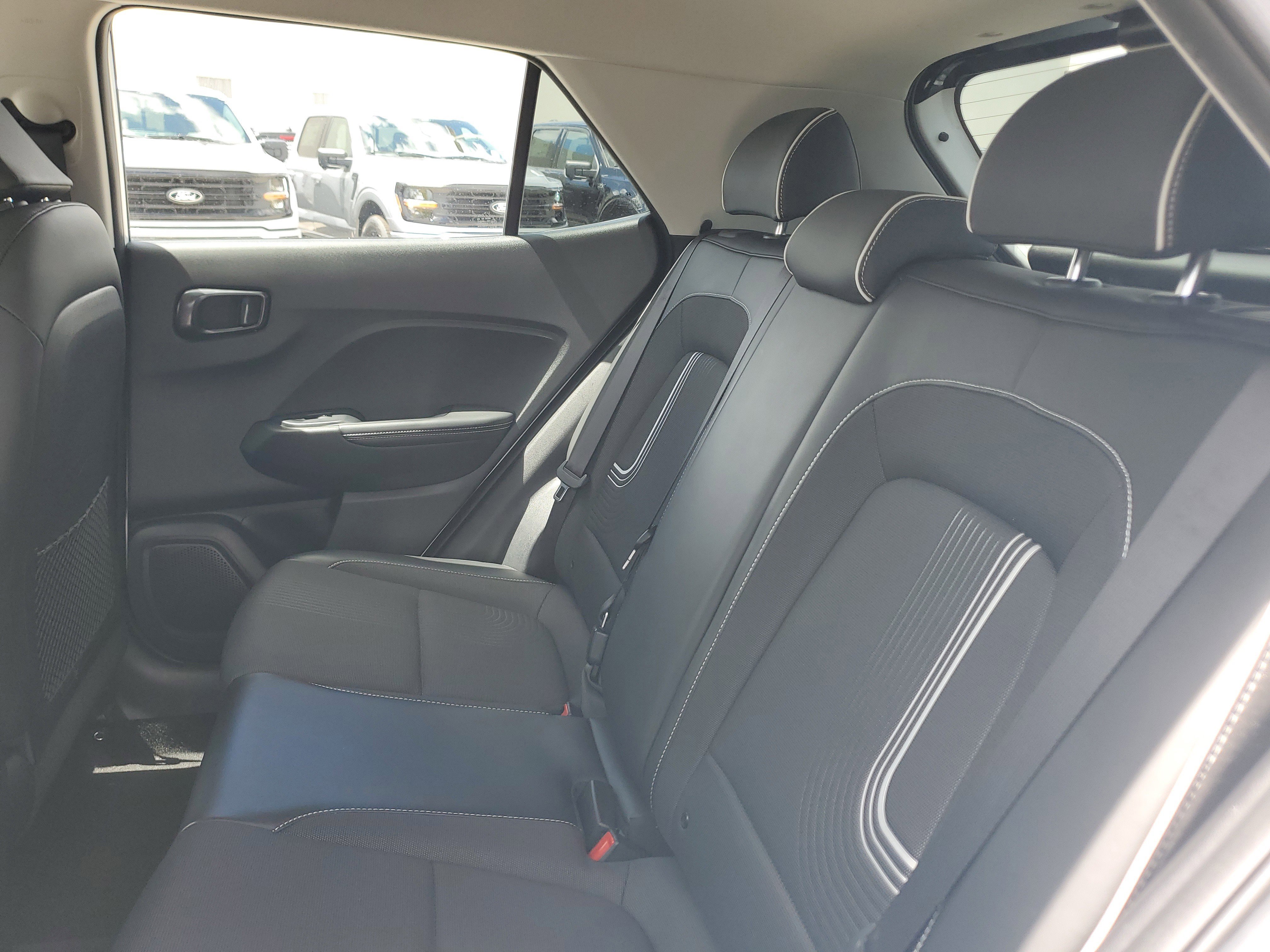 Used 2023 Hyundai Venue Limited w/ Cargo Package image 13