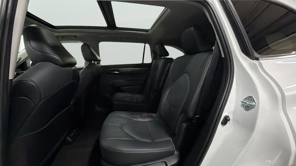 Used 2023 Toyota Highlander Platinum AWD/4WD image 16