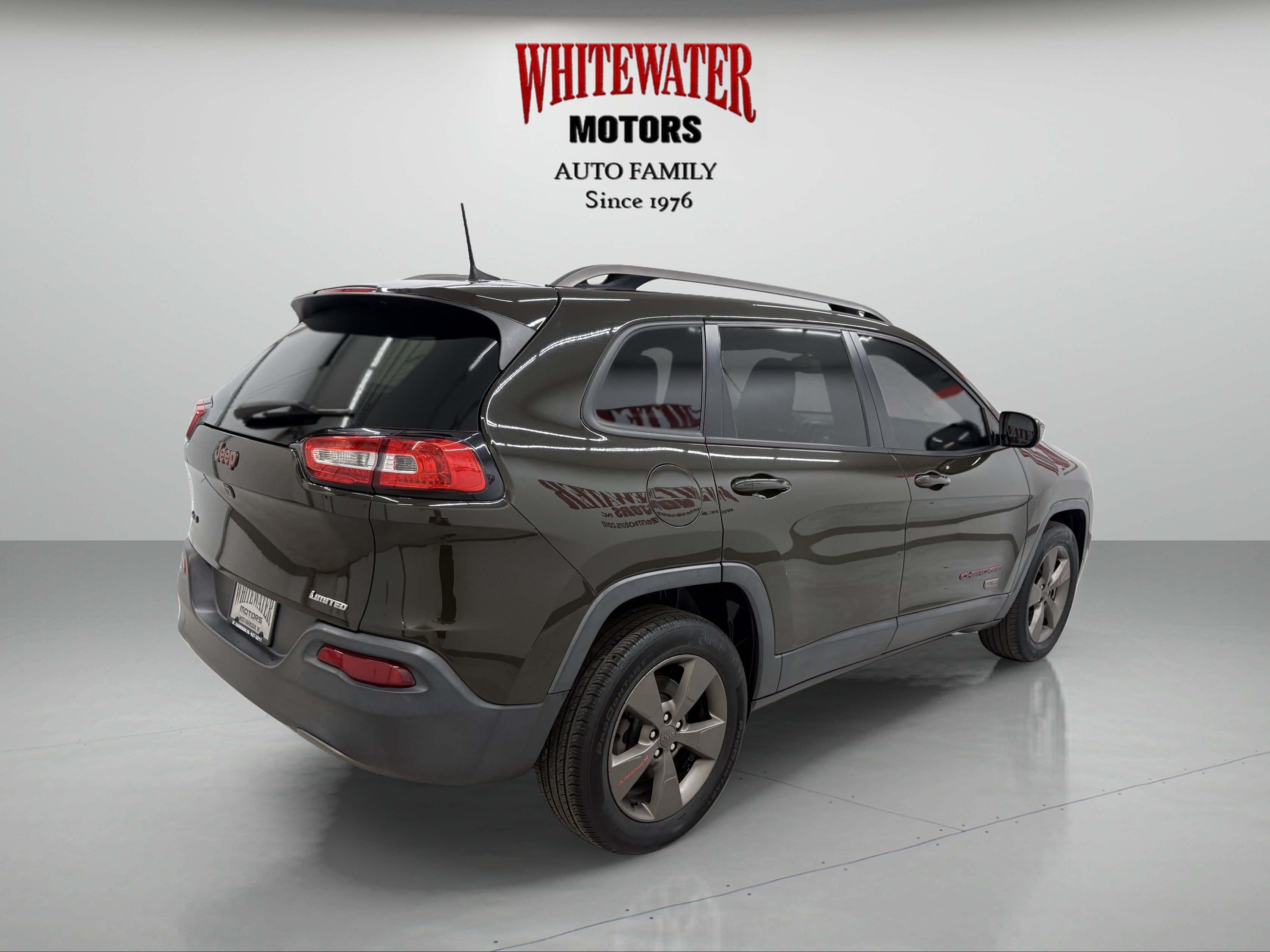 Used 2017 Jeep Cherokee Latitude w/ Cold Weather Group AWD/4WD image 4