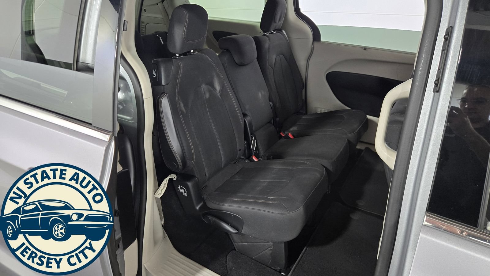 Used 2019 Chrysler Pacifica Touring Plus w/ Tire & Wheel Group FWD image 35