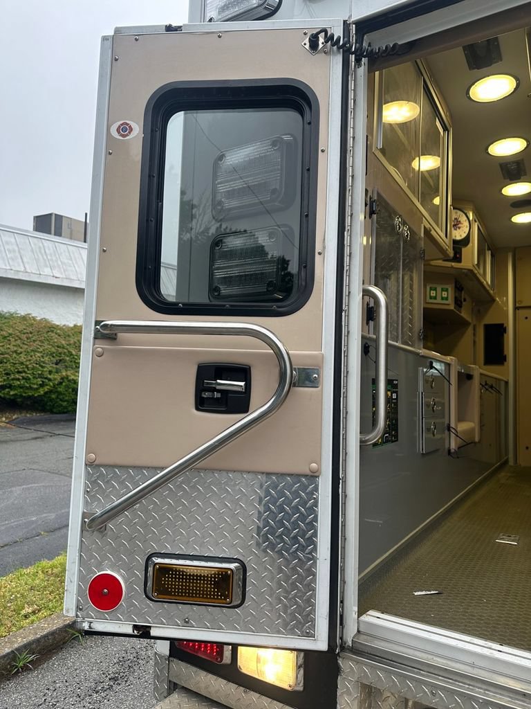 Used 2011 Chevrolet Express 4500 w/ Ambulance Package RWD image 25