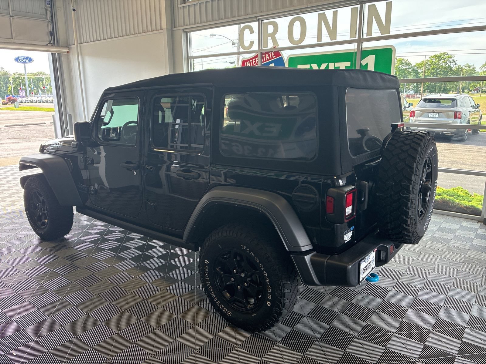 Used 2023 Jeep Wrangler Unlimited w/ Cold Weather Group AWD/4WD image 4