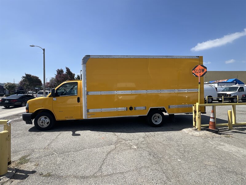 Used 2023 GMC Savana 3500 Extended w/ Power Convenience Package RWD image 3