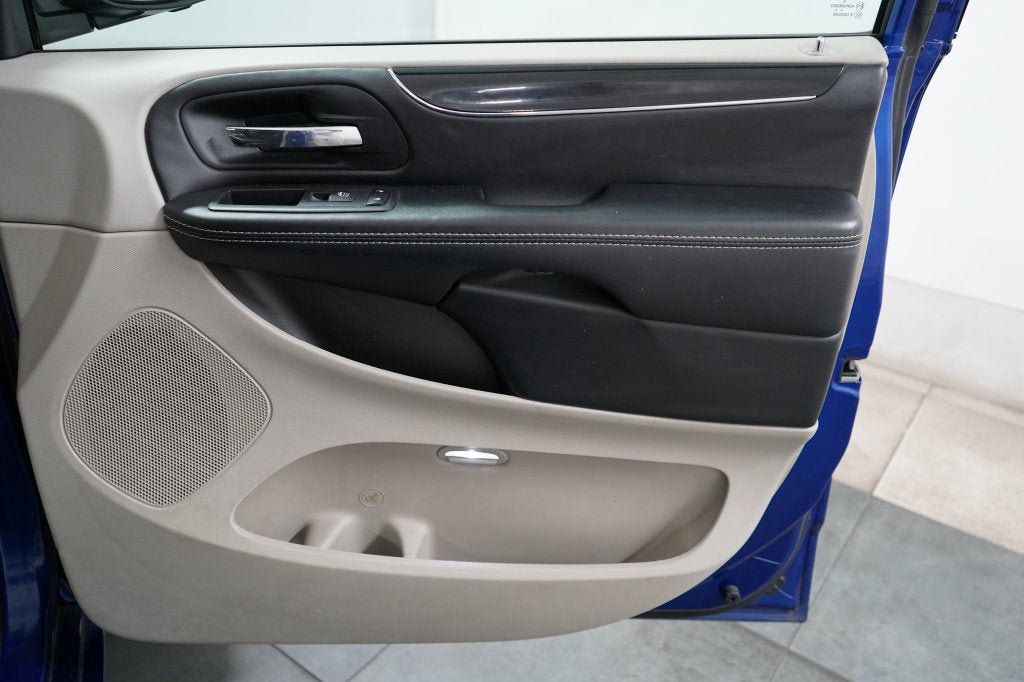 Used 2019 Dodge Grand Caravan SXT FWD image 23