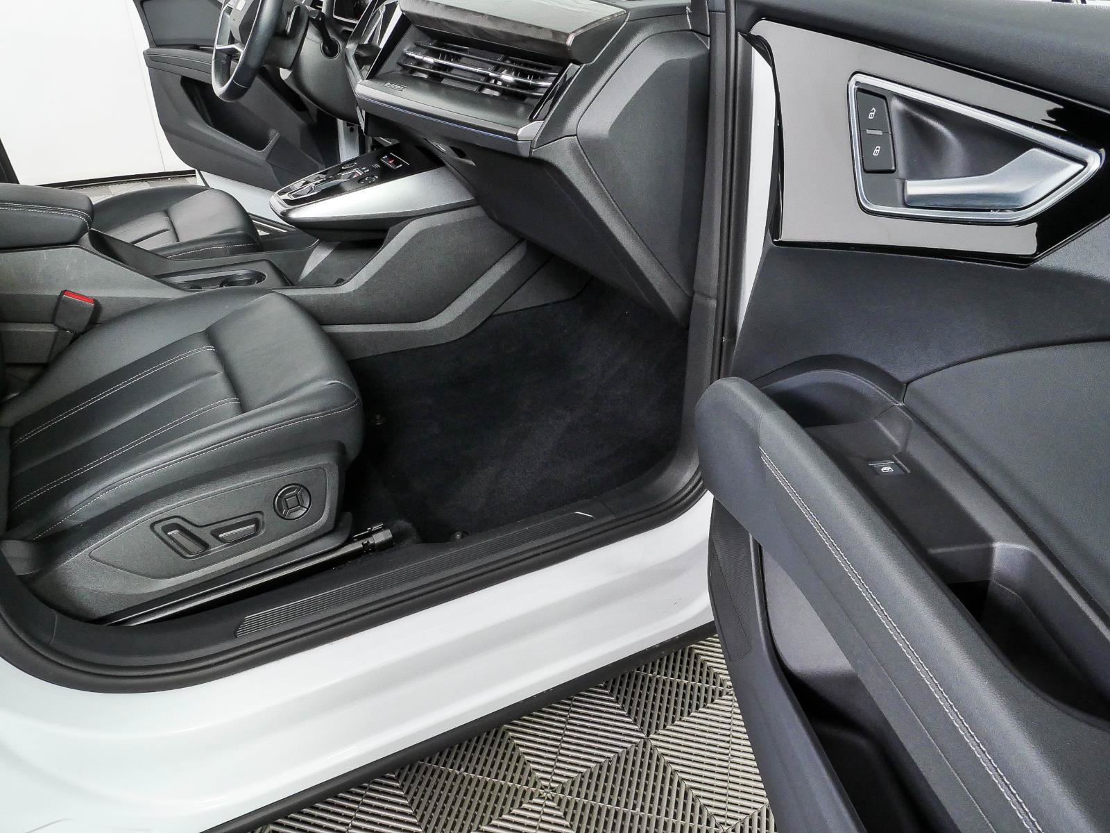 Used 2023 Audi Q4 e-tron Prestige AWD/4WD image 24