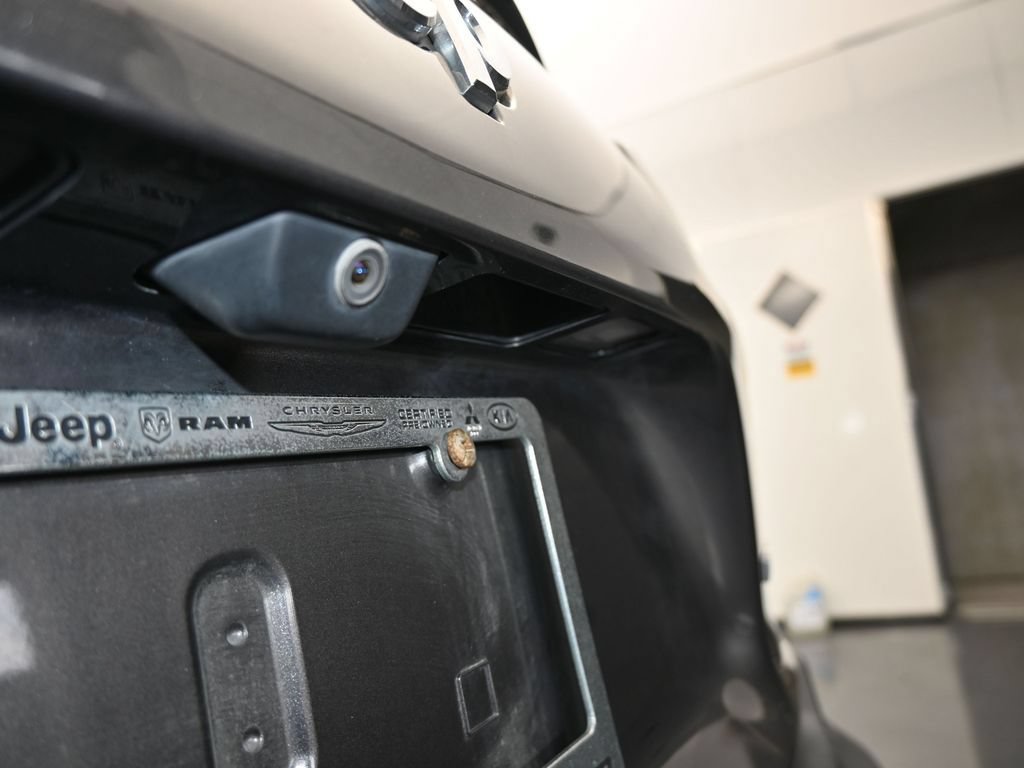 Used 2019 Jeep Cherokee Limited FWD image 35