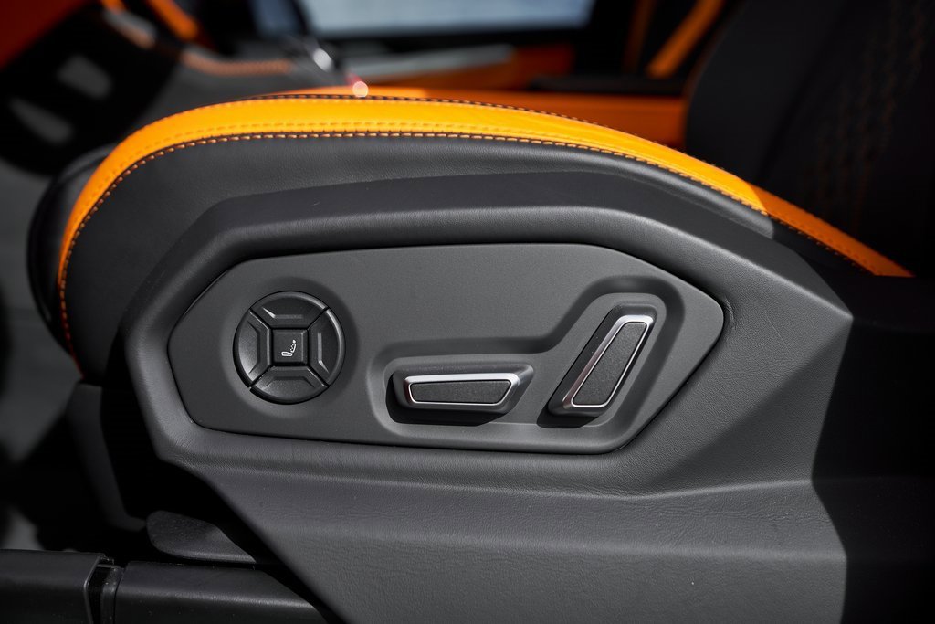 Used 2025 Lamborghini Urus SE image 34