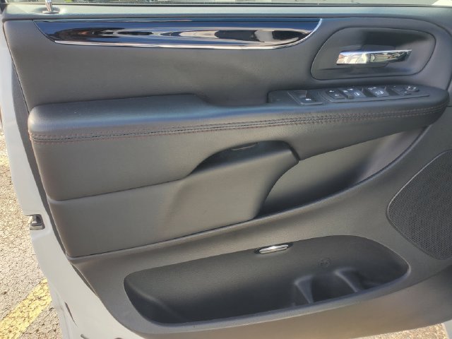 Used 2020 Dodge Grand Caravan SE FWD image 19
