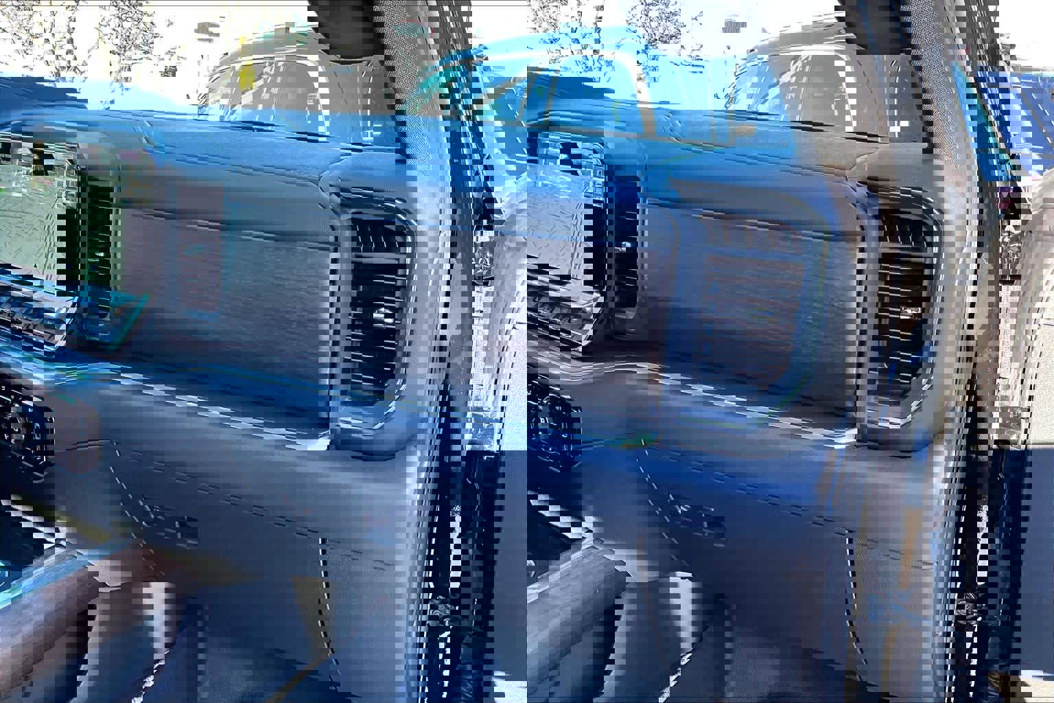 Used 2025 Chevrolet Silverado 1500 High Country w/ Technology Package AWD/4WD image 18