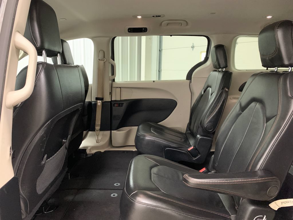 Used 2020 Chrysler Pacifica Touring-L FWD image 21