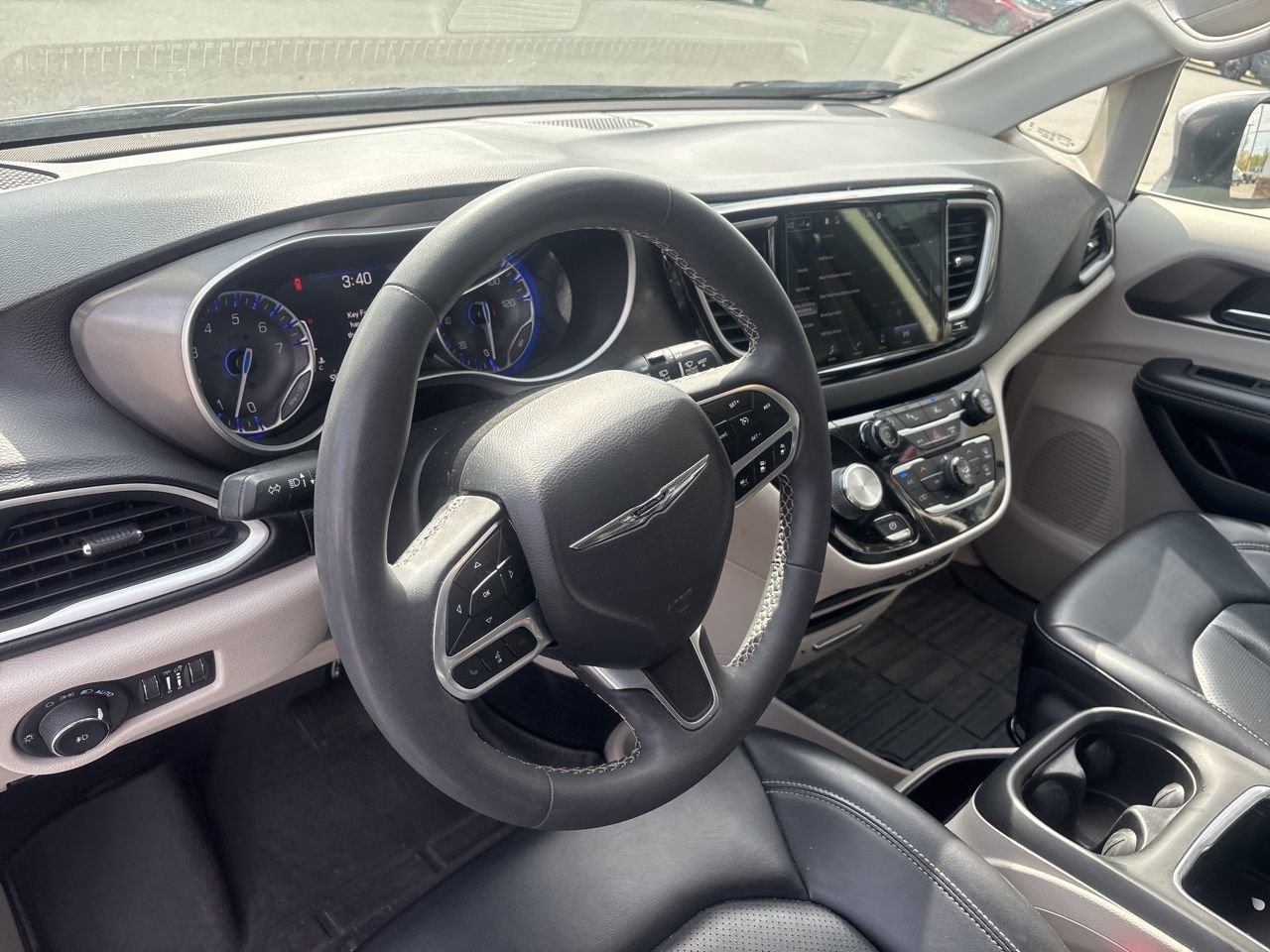 Used 2023 Chrysler Pacifica Touring-L image 3