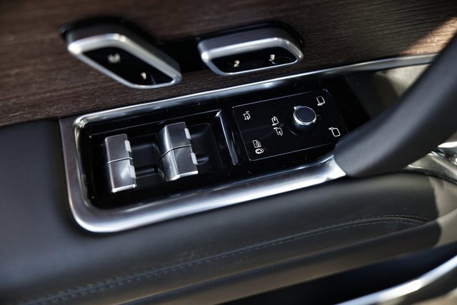 New 2025 Land Rover Range Rover Long Wheelbase SE image 23