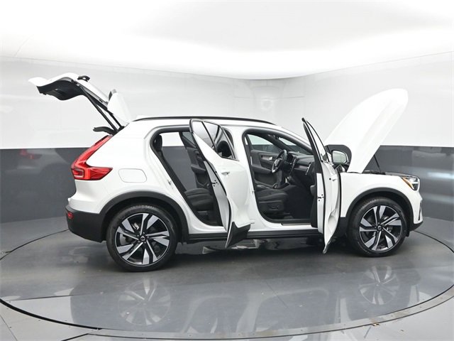 Used 2024 Volvo XC40 B5 Plus image 8