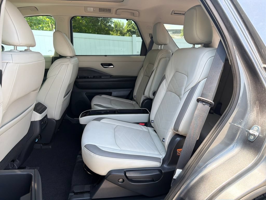 Used 2022 Nissan Pathfinder Platinum w/ Cargo Package FWD image 29