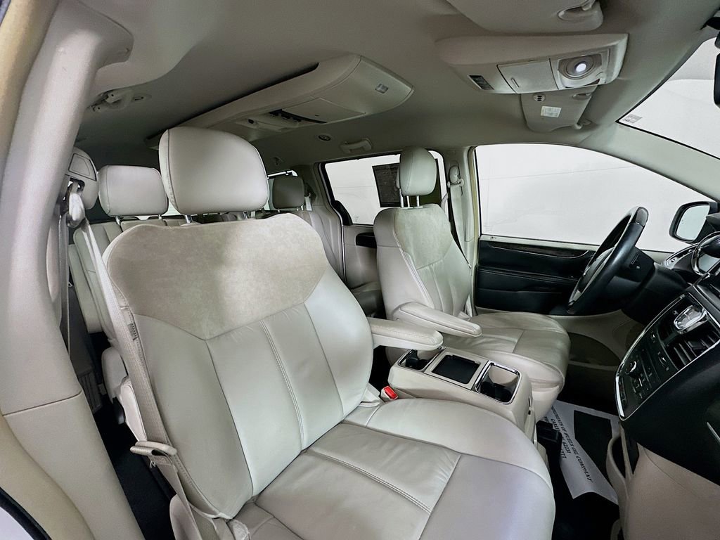 Used 2014 Chrysler Town & Country Limited image 30