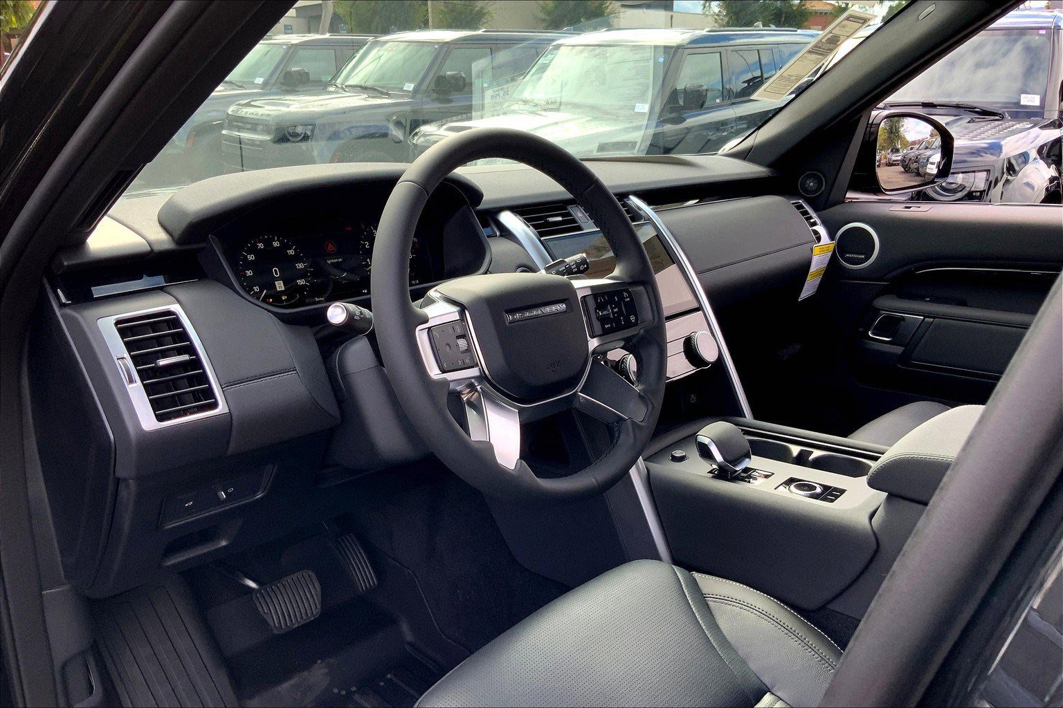 New 2025 Land Rover Discovery S image 9