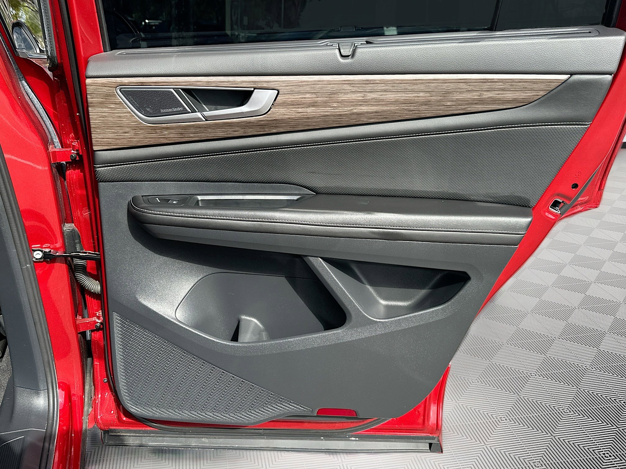 Used 2024 Volkswagen Atlas SEL Premium R-Line image 34