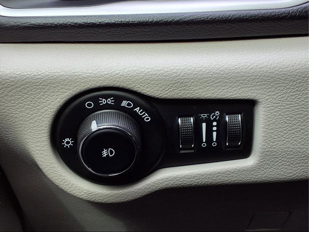 Used 2018 Chrysler Pacifica Touring Plus w/ Tire & Wheel Group image 23