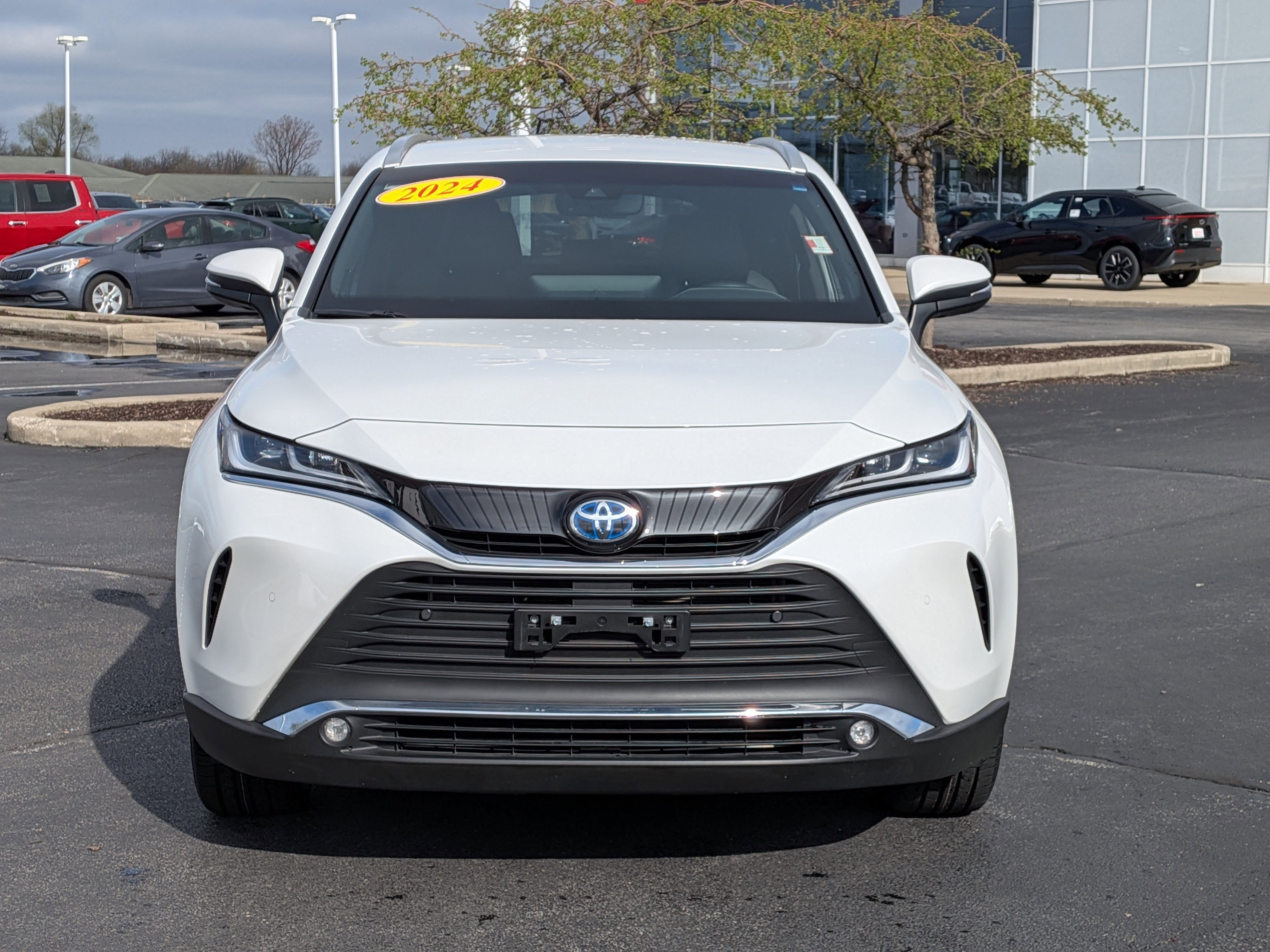 Used 2024 Toyota Venza XLE image 2