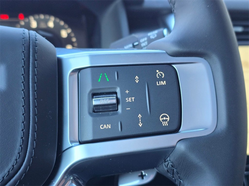 New 2025 Land Rover Discovery Metropolitan Edition image 18