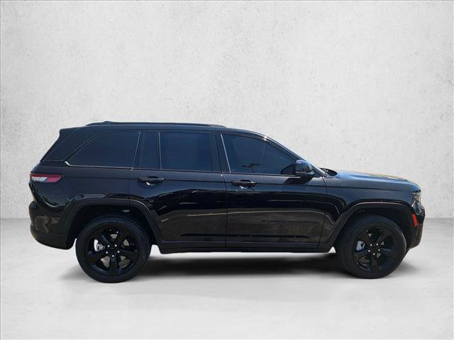 Used 2023 Jeep Grand Cherokee Limited w/ Black Appearance Package AWD/4WD image 4