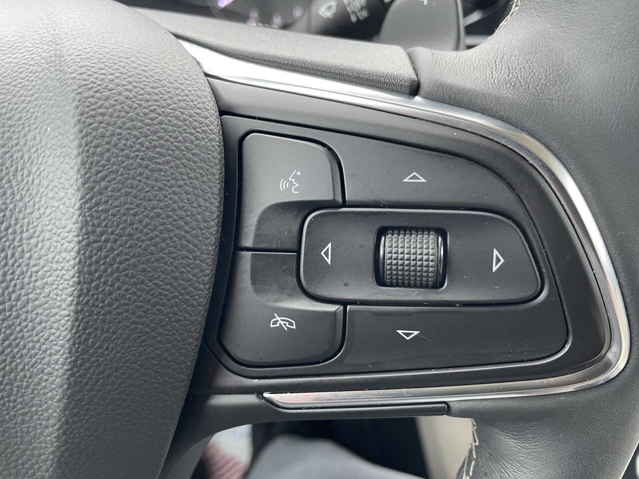 Used 2023 Buick Envision Essence image 19