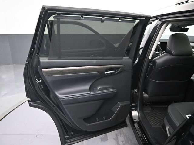 Used 2024 Toyota Highlander Platinum image 32