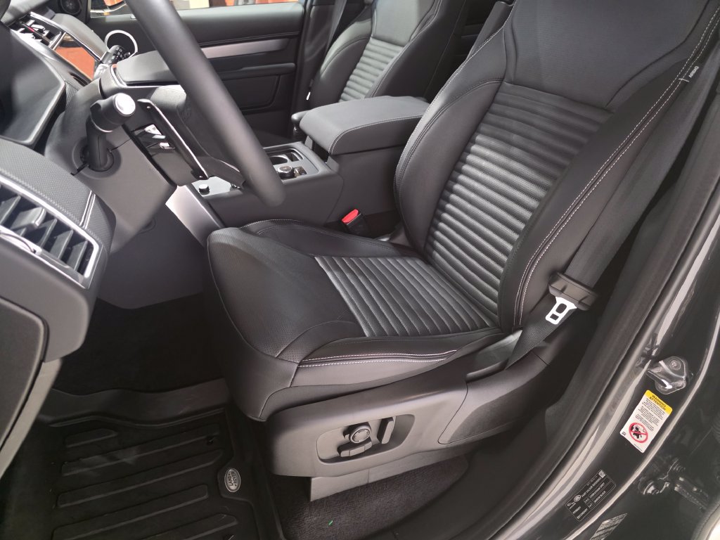 Certified 2025 Land Rover Discovery Dynamic SE AWD/4WD image 17