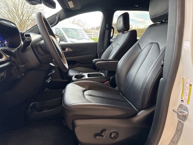 Used 2025 Chrysler Pacifica Select image 12