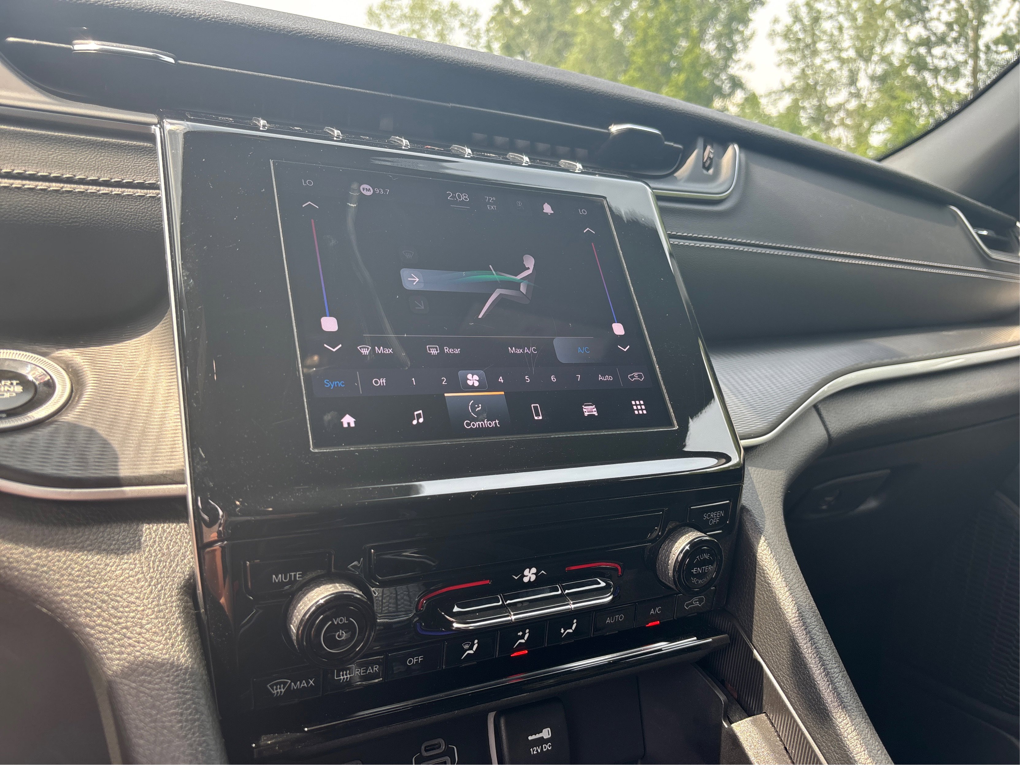 Used 2024 Jeep Grand Cherokee Laredo image 45