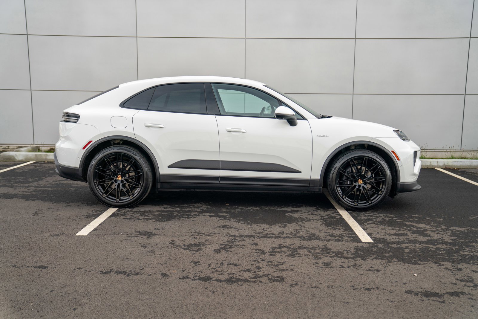 Certified 2025 Porsche Macan Electric image 8