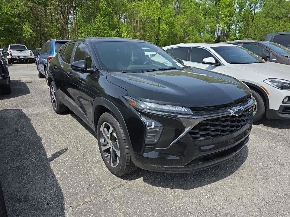 Used 2025 Chevrolet Trax RS w/ Sunroof Package FWD image 3