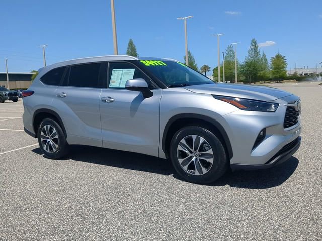 Used 2023 Toyota Highlander XLE image 2