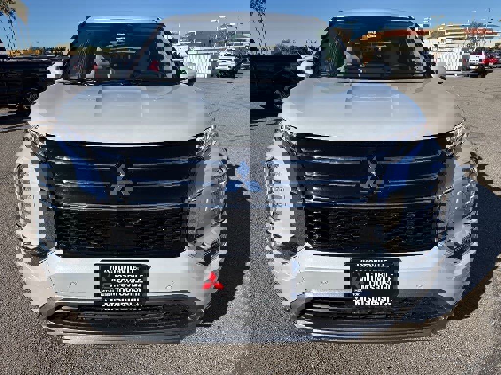 New 2025 Mitsubishi Outlander SE image 2