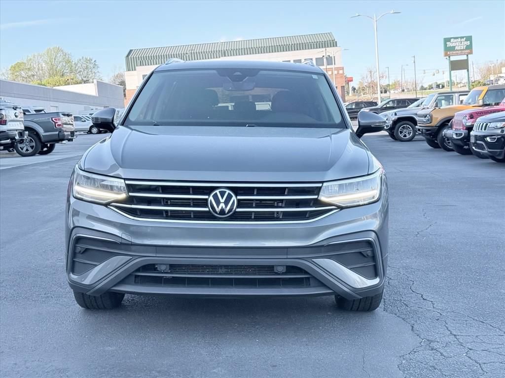 Used 2023 Volkswagen Tiguan SE w/ Panoramic Sunroof Package FWD image 9
