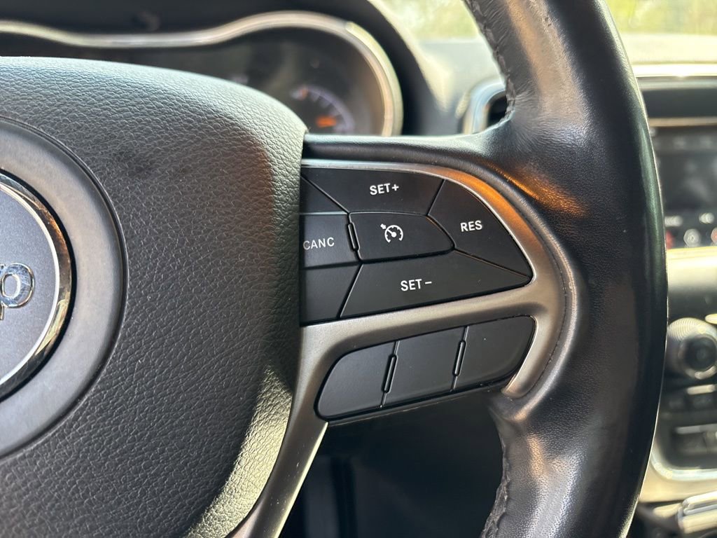 Used 2021 Jeep Grand Cherokee Laredo image 22