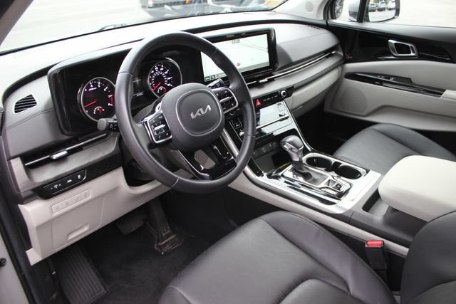 Used 2024 Kia Carnival EX FWD image 3